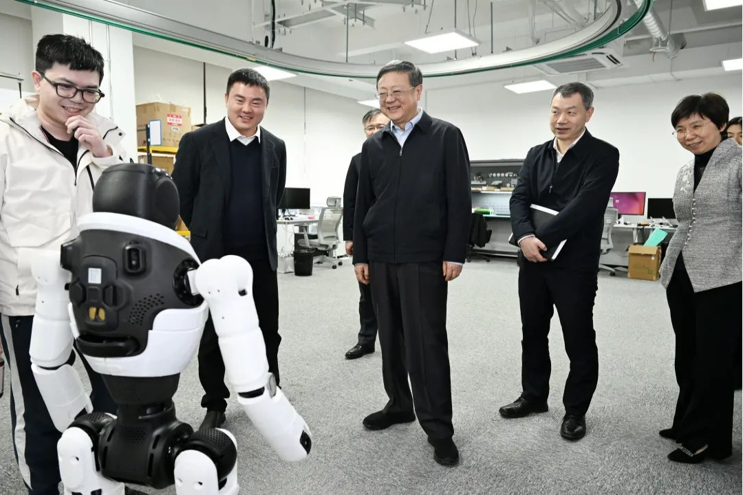 上海市委书记陈吉宁专题调研今年会机器人